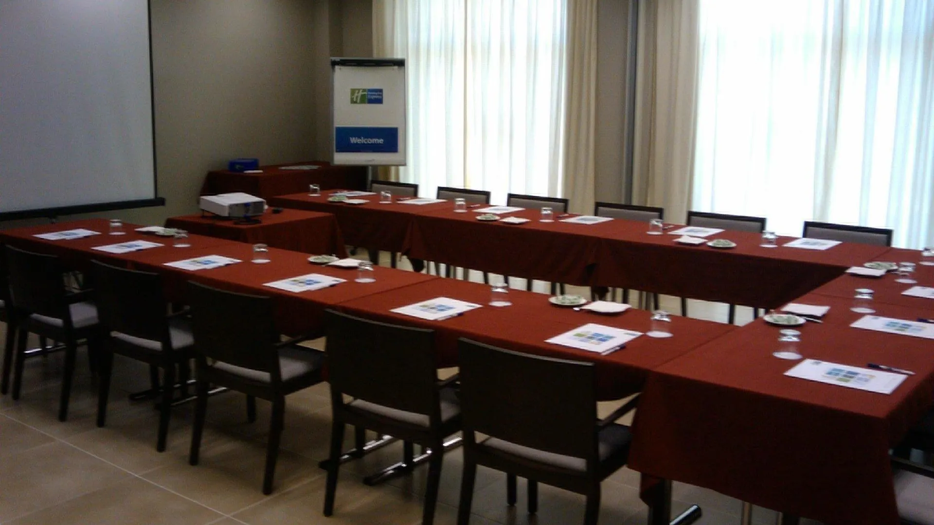 Holiday Inn Express Bilbao Airport By Ihg Derio Hotell