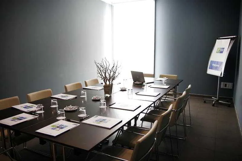 Holiday Inn Express Bilbao Airport By Ihg Derio 3*,